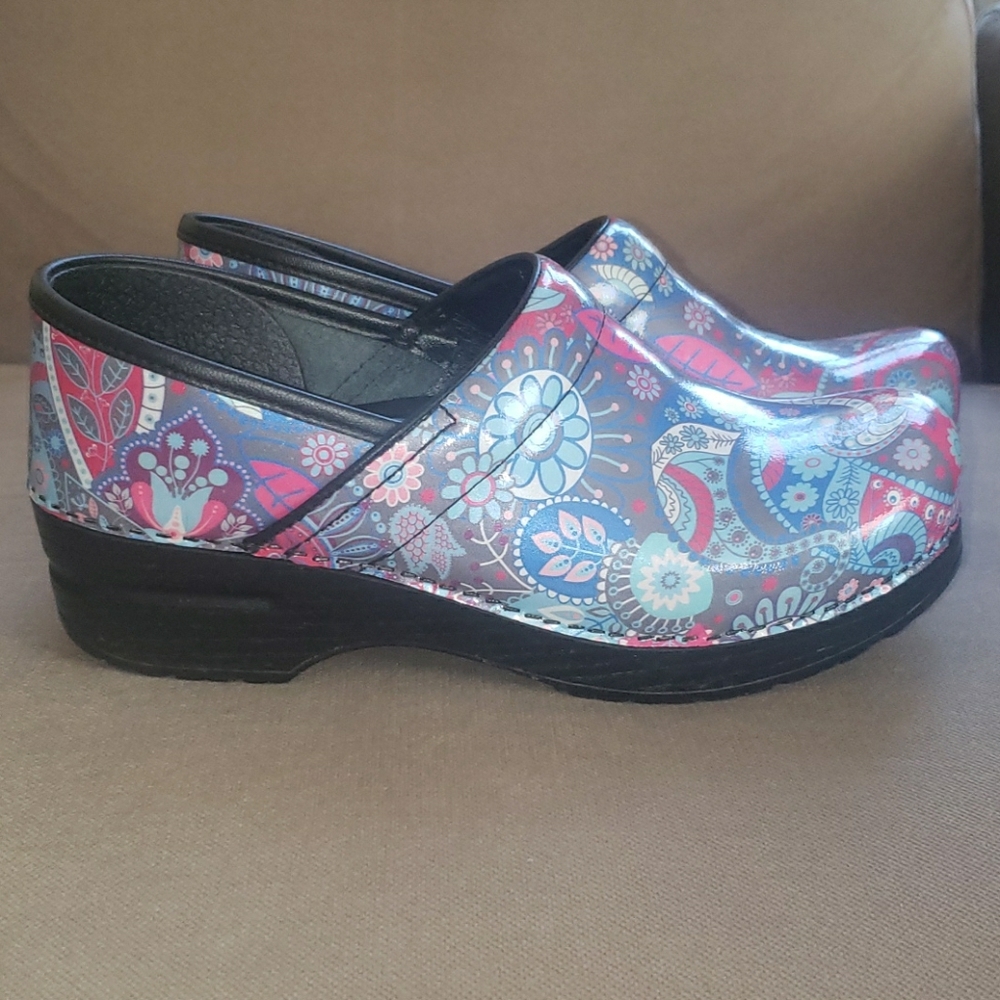 Dansko size 38 clogs
